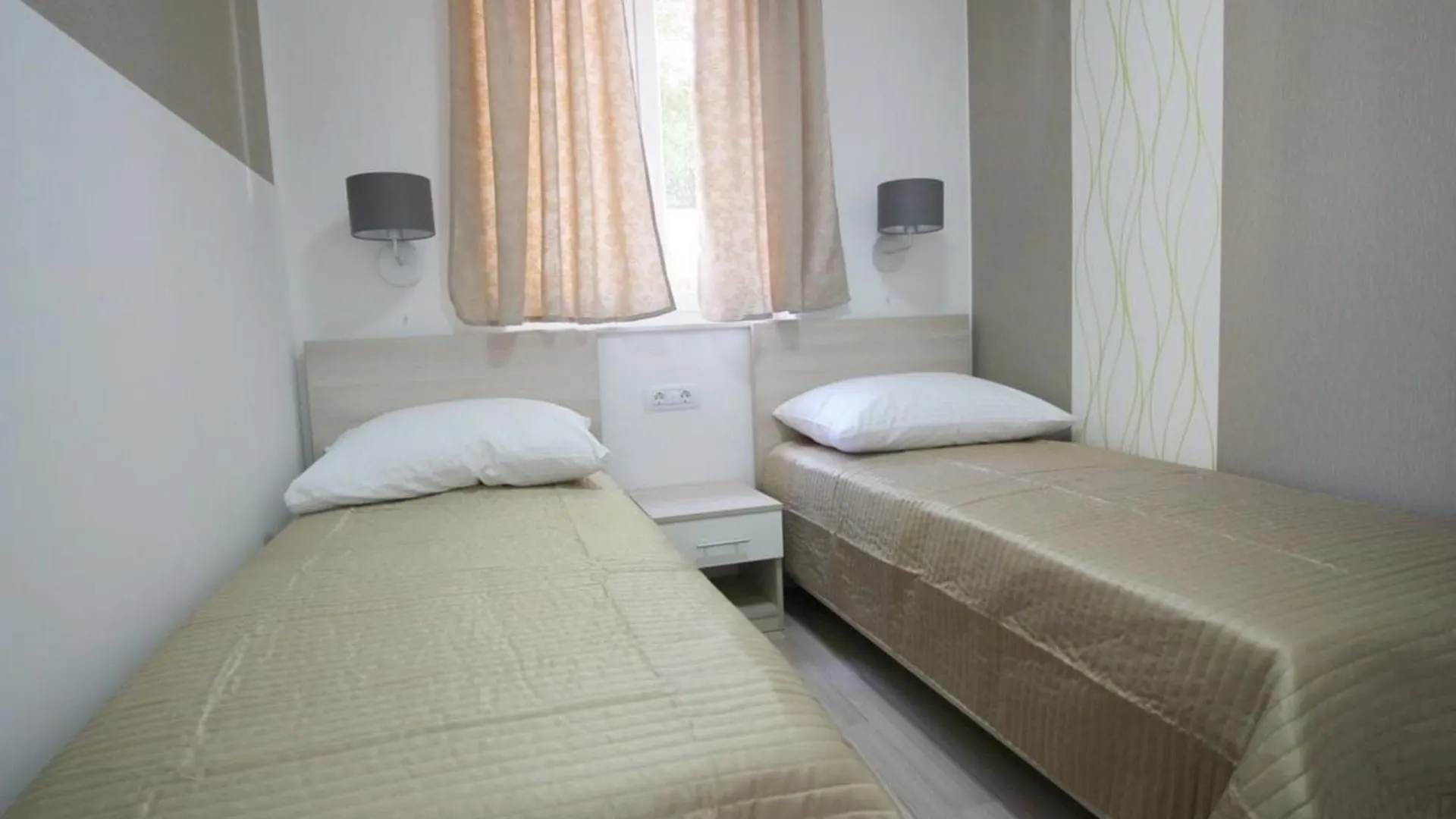 Modern Eingerichtete Apartment Fuer 4 Personen In Einem Haus Mit Mehrere Apartments Und Mit Pool Baska  Baska (Krk)