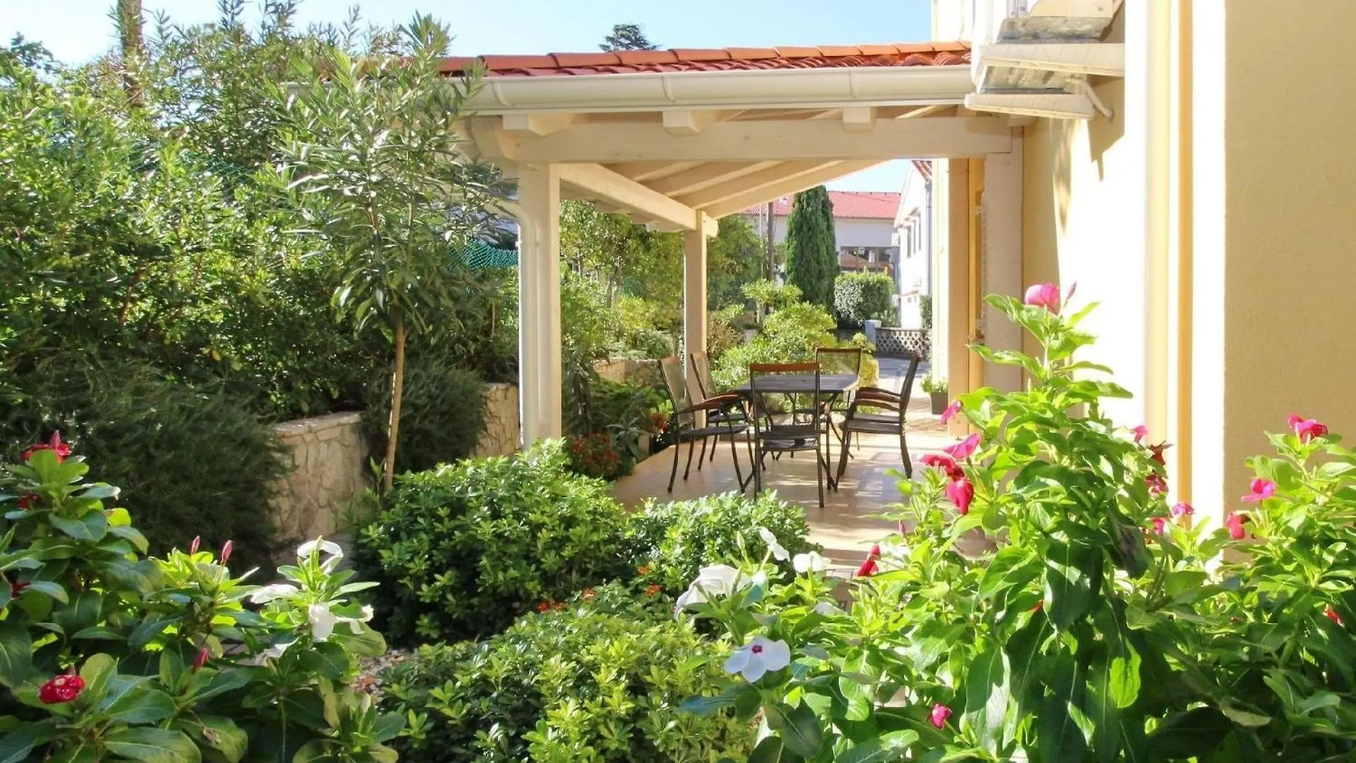 Modern Eingerichtete Apartment Fuer 4 Personen In Einem Haus Mit Mehrere Apartments Und Mit Pool Baska